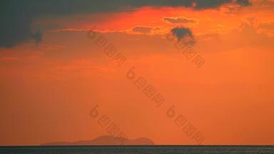 红色的日落水表面海轮廓岛红色的云天空